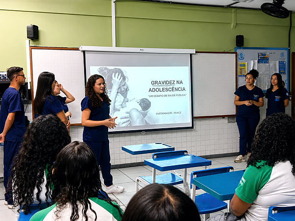 Acadêmicos de Enfermagem da FAACZ promovem palestras sobre sexualidade e prevenção da gravidez na adolescência em escolas estaduais