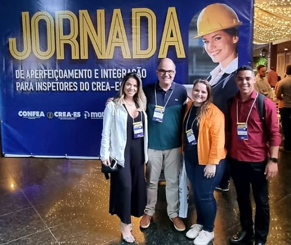 Prof. Harerton Dourado com os ex-alunos de Engenharia, Brenda Nunes, Bruna Mantovani e Matheus Nascimento. Foto: Divulgação