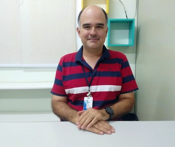 Professor Harerton fala sobre os cursos de Engenharia da FAACZ em programa de rádio. Foto: Ariel Cerri