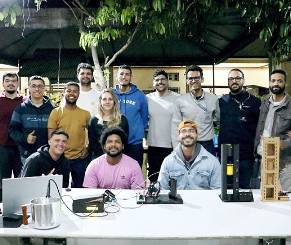 A criatividade e o conhecimento técnico dos estudantes resultaram em projetos práticos de automação, apresentados em uma mostra acadêmica. Fotos: Keren Hapuc.