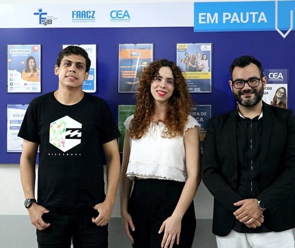 Os alunos Adalberto Andrade e Polyana da Silva com o prof. Alexsandro Broetto. Foto: Alessandro Bitti