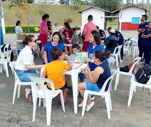 O evento, realizado na Praça da Paz, contou com a participação de alunos e professores dos cursos de Direito, Enfermagem e Psicologia da FAACZ, que ofereceram atendimento gratuito à comunidade. Fotos: Divulgação.
