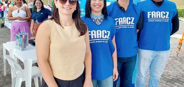 Dia de Cooperar reúne professora Flávia Frigini e universitários do Direito da FAACZ para atividades na Praça da Paz. Fotos: Divulgação.