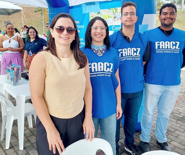 Dia de Cooperar reúne professora Flávia Frigini e universitários do Direito da FAACZ para atividades na Praça da Paz. Fotos: Divulgação.