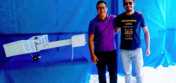 Fotolegenda: Os estudantes, Elton Terci (Engenharia de Produção) e Valdeir Capucho (Engenharia Civil), na mostra cultural da escola Placidino Passos. (Divulgação)