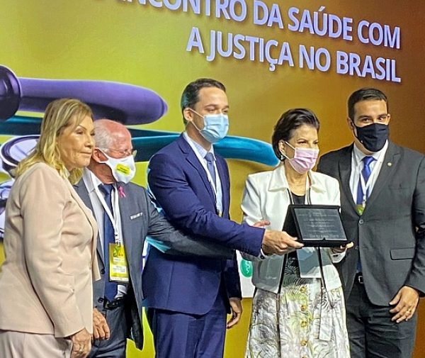 Celi Cabral recebendo homenagem pela luta contra a Covid-19. Foto: Divulgação