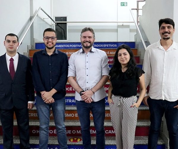 Os aprovados no exame da OAB, Gustavo Smiderle, Carlos Bravo, o prof. Horácio Ferreira, Gabriela Alvarenga e Marcos Martins. Foto: Keren Hapuc