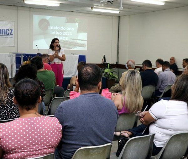 Diretora da FAACZ na abertura da Capacitação Docente 2023. Fotos: Divulgação.