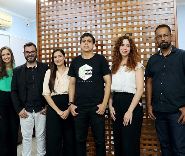 Os universitários Thaisnara Pieper, prof. Alexsandro Broetto, Thaysla Borges, Adalberto Andrade, Polyana da Silva e Gilmar Loureiro. Foto: Alessandro Bitti