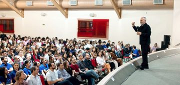 Paulo Hartung durante a palestra “Política em tempos de grandes mudanças” para um auditório lotado no Sesc de Aracruz (ES). Fotos: Alessandro Bitti.