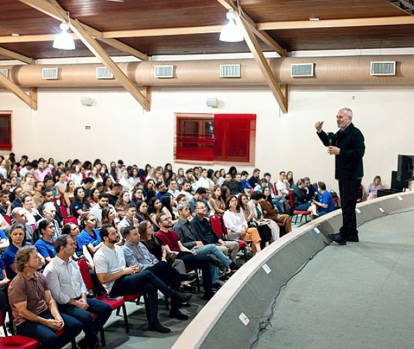Paulo Hartung durante a palestra “Política em tempos de grandes mudanças” para um auditório lotado no Sesc de Aracruz (ES). Fotos: Alessandro Bitti.