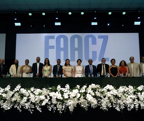 10.	Mesa de autoridades durante a cerimônia de formatura realizada em 30 de janeiro. Fotos: Keren Hapuc.