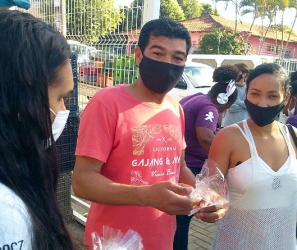 Os kits entregues continham panfletos educativos, álcool gel em 70% e máscaras de tecido para prevenção a Covid-19. Foto: Divulgação