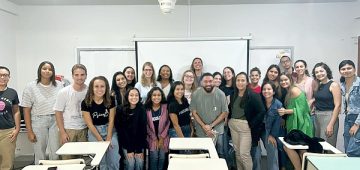 Alunos de Psicologia da FAACZ trocam experiências com o psicólogo Wagner Simões sobre Gestão de Pessoas em aula da professora Juliana Monteiro. Fotos: Divulgação.
