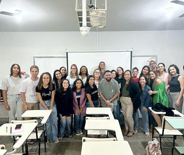 Alunos de Psicologia da FAACZ trocam experiências com o psicólogo Wagner Simões sobre Gestão de Pessoas em aula da professora Juliana Monteiro. Fotos: Divulgação.