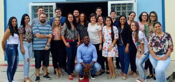 Fotolegenda: Alunos da nova turma do MBA em Controladoria, Finanças e Planejamento Tributário. Ao centro o professor Patrício Baionco, que ministra a disciplina de Contabilidade Societária. (Divulgação)