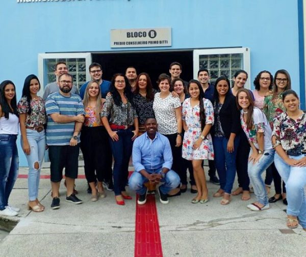 Fotolegenda: Alunos da nova turma do MBA em Controladoria, Finanças e Planejamento Tributário. Ao centro o professor Patrício Baionco, que ministra a disciplina de Contabilidade Societária. (Divulgação)