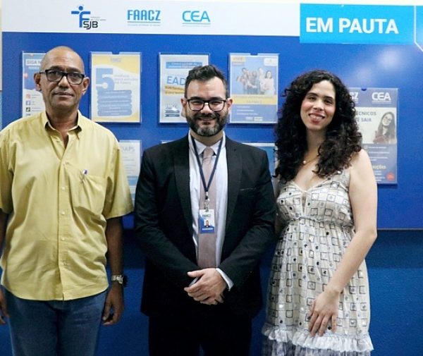 O estudante Artur Henrique, o prof. Alexsandro Broetto e a aluna Polyana da Silva. Fotos: Alessandro Bitti