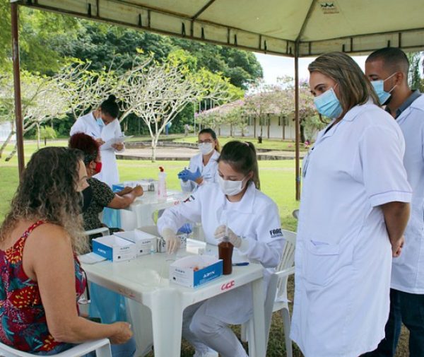 Universitários realizaram testes rápidos de DST/HIV/AIDS, hepatites virais e sífilis. Fotos: Divulgação