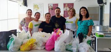 Estudantes da FAACZ fazem entrega de donativos não perecíveis no Projeto Girassol (Divulgação).