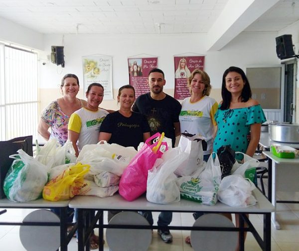Estudantes da FAACZ fazem entrega de donativos não perecíveis no Projeto Girassol (Divulgação).