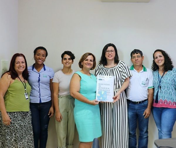 Representantes da Comunidade Betânia recebendo o projeto arquitetônico de reforma feito por universitários da FAACZ. Foto: Ariel Cerri