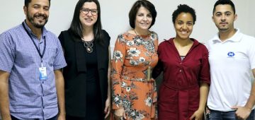 Fotolegenda: Prof. Jussélio Ribeiro; prof.ª Adriana Recla; presidente da FSJB, Celi Cabral; intercambista Liseth Romero e o estudante de Administração Diego Novais. Foto: Ariel Cerri