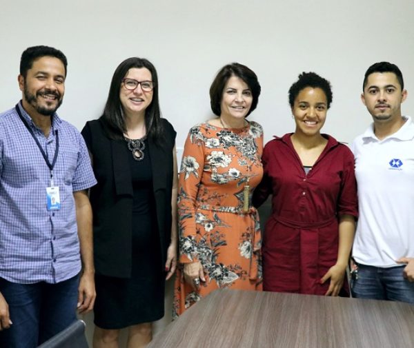 Fotolegenda: Prof. Jussélio Ribeiro; prof.ª Adriana Recla; presidente da FSJB, Celi Cabral; intercambista Liseth Romero e o estudante de Administração Diego Novais. Foto: Ariel Cerri