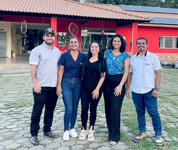 Os alunos Gustavo Costa, Sheyla Rocha, Lorrayne Ramos, Sabrina Barbosa e Francisco Jeuson no Projeto Betânia. Fotos: Divulgação