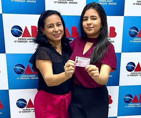 Rivana Martins Alves de Lima, mãe da ex-aluna da FAACZ Gabriela Martins Alves Alvarenga, entrega com orgulho a carteira da OAB à filha, que se formou na FAACZ em 2023. Foto: Divulgação