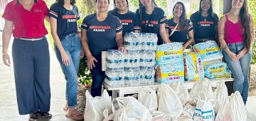 Kellen Boiteux, assistente social do asilo, recebe os materiais doados e expressa gratidão às alunas do curso de Administração. Fotos: Divulgação