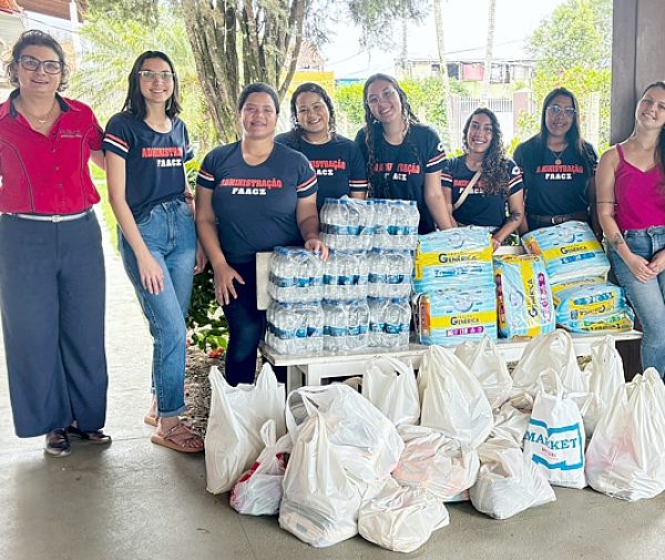 Kellen Boiteux, assistente social do asilo, recebe os materiais doados e expressa gratidão às alunas do curso de Administração. Fotos: Divulgação