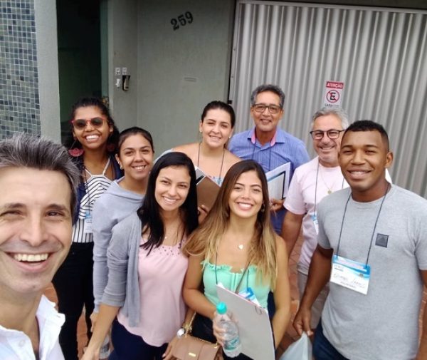 Universitários da FAACZ com outros voluntários em campanha de mobilização em prol do Recanto do Ancião. Foto: Divulgação.