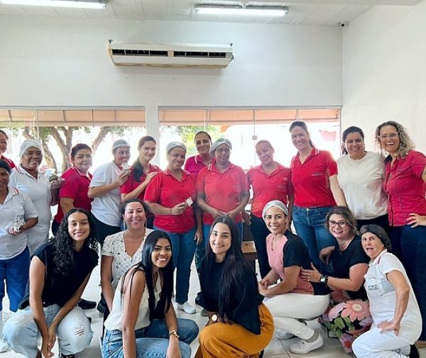 Funcionários do Recanto do Ancião com estudantes do curso de Psicologia da FAACZ.