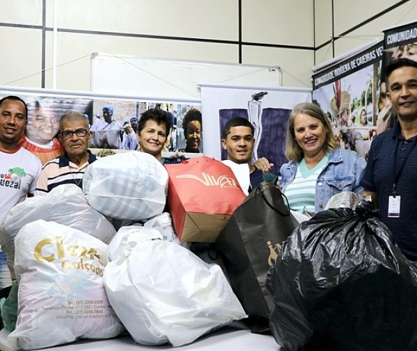 Ex-aluno de Pedagogia, Rodrigo Correa com representantes da Comunidade Imaculada Conceição e o professor Arismar Manéia. Foto: Alessandro Bitti