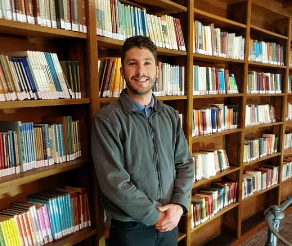 Júnio Fagundes na biblioteca central de Liverpool, que tem convênio com a universidade onde faz mestrado em Engenharia Elétrica e Controle de Energia. Foto: Divulgação
