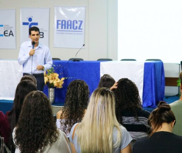 Fotolegenda: Secretário municipal de Finanças, Zamir Rosalino conversa com universitários sobre "Finanças Públicas". Foto: Ariel Cerri