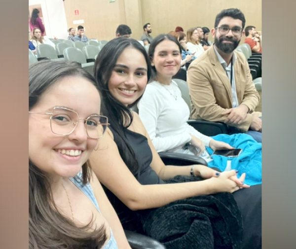 As alunas do 5º período Deisiély Ayolphi Calimam, Karoliny Kern Braga David e Maria Paula Pereira Santos com o professor Ronaldo Félix. Foto: Divulgação.
