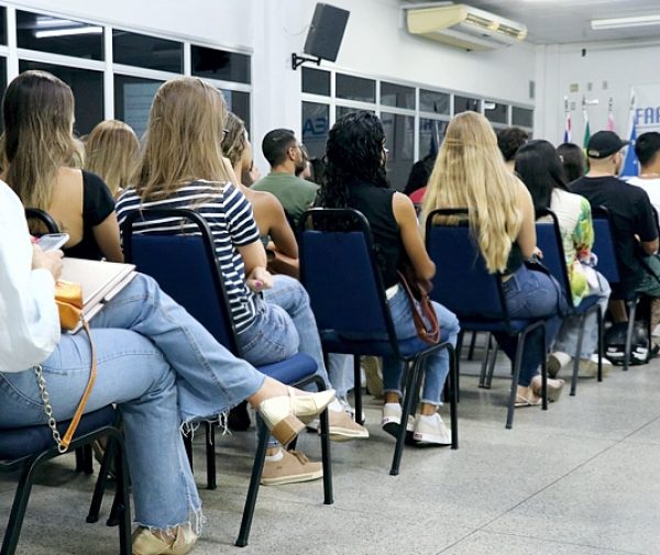 Calouros de Direito e Psicologia celebram o início da jornada acadêmica na aula inaugural do ano letivo. Fotos: Alessandro Bitti