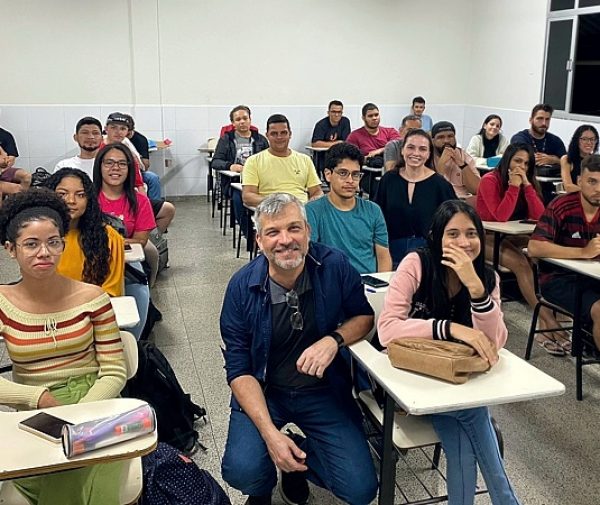 Professor e arquiteto, Fabiano Vieira Dias com os calouros da FAACZ de 2023. Fotos: Divulgação