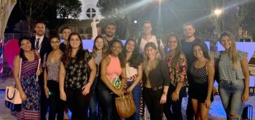 Estudantes de Direito em aula de campo na praça Monsenhor Guilherme Schmitz. Foto: Divulgação
