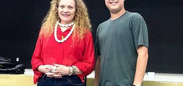 A prof.ª e psicóloga Marta Rossoni com o estudante do 8º período do curso de Psicologia da FAACZ, Welington Nascimento Ribeiro Filho. Foto: Divulgação