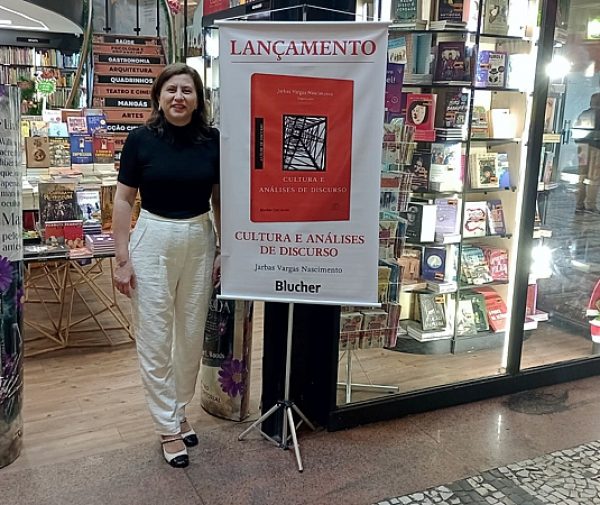 Prof.ª Adriana Recla Sarcinelli prestigia o lançamento do livro “Cultura e Análises de Discurso”, onde contribui como autora de um dos capítulos. Fotos: Divulgação