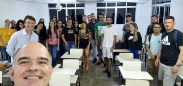 Prof. Marcelo explicou durante o encontro com os universitários como surgiu a ideia de empreender. Foto: Divulgação.