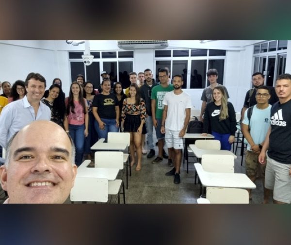 Prof. Marcelo explicou durante o encontro com os universitários como surgiu a ideia de empreender. Foto: Divulgação.