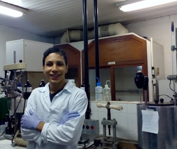 Adriel Martins no laboratório da Casa XXI da PUC-RIO durante a realização do mestrado. Foto: Arquivo Pessoal