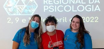 Lorrayne Del Caro, prof.ª Júlia Carvalho e Nathalia Piffer no Congresso Regional de Psicologia. Foto: Divulgação