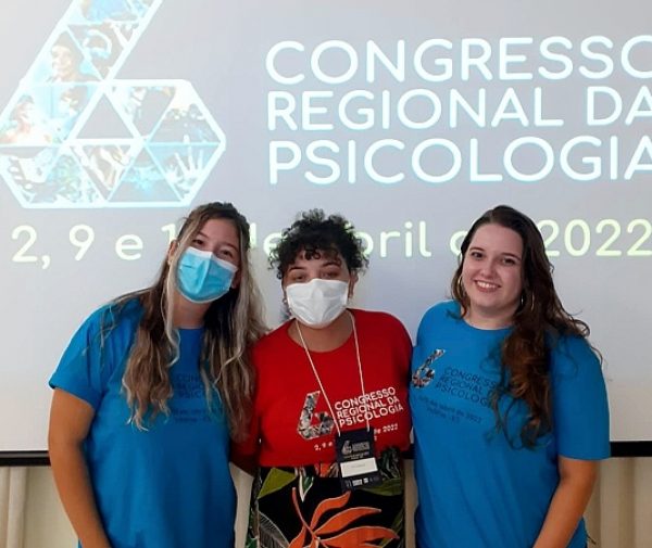 Lorrayne Del Caro, prof.ª Júlia Carvalho e Nathalia Piffer no Congresso Regional de Psicologia. Foto: Divulgação
