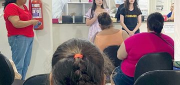 Promovendo cuidado e escuta ativa: uma ação pelo Setembro Amarelo na UBS Bela Vista com a psicóloga Clézia e alunas da FAACZ. Fotos: Divulgação.