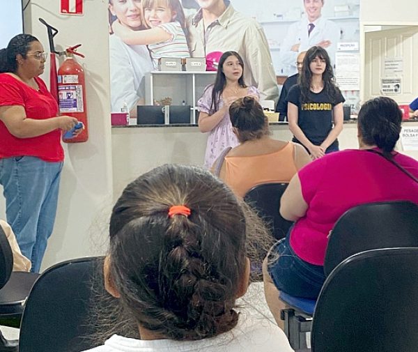 Promovendo cuidado e escuta ativa: uma ação pelo Setembro Amarelo na UBS Bela Vista com a psicóloga Clézia e alunas da FAACZ. Fotos: Divulgação.